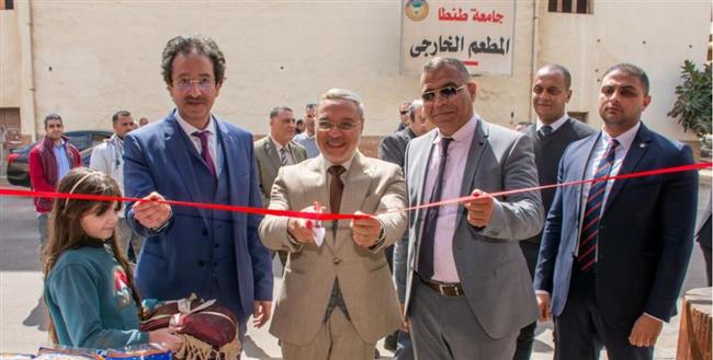 رئيس جامعة طنطا يفتتح المنفذ الرابع لبيع السلع الغذائية بأسعار مخفضة 