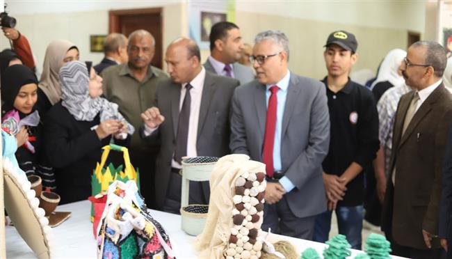 رئيس جامعة جنوب الوادي يفتتح معرض فنى بكلية التربية " طفولة "
