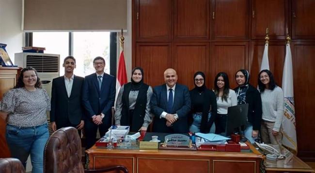 عميد حقوق عين شمس يكرم الفريق المشارك في مسابقة جامعة أكسفورد للمحاكمة الصورية