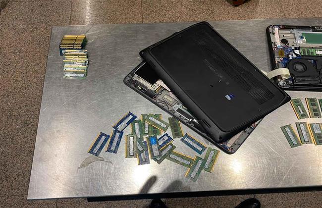 إحباط محاولة تهريب كمية من قطع غيار الكمبيوتر ومنظار بحوزة راكبين بمطار القاهرة