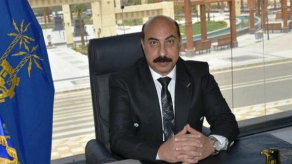 محافظ أسوان يهنئ الأم المثالية بفوزها بعد رحلة عطاء