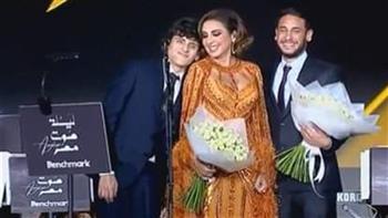 أبناء أنغام يفاجئونها بالورود على مسرح ليلة صوت مصر بالرياض 