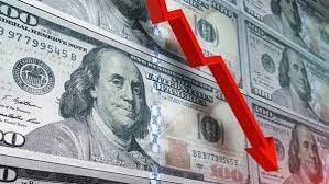 الأخضر ينهار .. الدولار الأمريكي يتراجع بشدة أمام باقى العملات