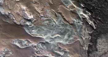 العلماء يكتشفون دلائل على وجود نهر جليدى حديث فوق سطح المريخ