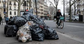   عاصمة العطور الفرنسية تغرق في روائح القمامة الكريهة بسبب «الإضرابات»
