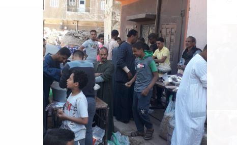 احتفالا بشهر رمضان المبارك.. «شباب الحميدات» بقنا يجهز شنط رمضان 