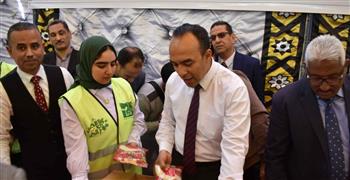   نائب محافظ المنيا يتابع تجهيز 3500 كرتونة مواد غذائية ويشارك المتطوعين في التعبئة