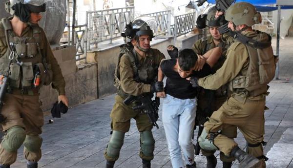 الاحتلال الإسرائيلي يعتدي على شبان فلسطينيين بالقدس ويعتقل أحدهم