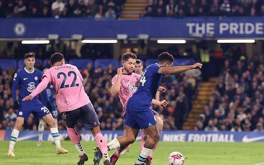 إيفرتون يتعادل مع تشيلسي 2/2 في الدوري الإنجليزي الممتاز