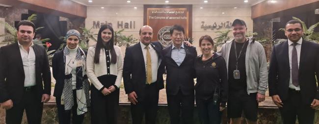 رئيس الاتحاد الدولي للجمباز يحضر سيرك دو سوليه لمصافحة اللاعبين المشاركين في العرض 