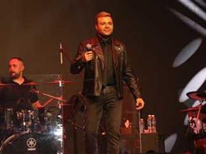 رامي صبري يحيي حفلا كامل العدد في الكويت.. والجمهور يحتفل بعيد ميلاده