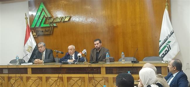 بالصور والفيديو.. اشتباكات بين الصحفيين ونقيب المهندسين وأنصاره