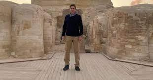 النجم العالمى «روب لو» من أمام الأهرامات: مصر بلد مدهش وأهلها رائعون