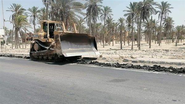 متابعة أعمال رصف طريق الفاتح في العريش