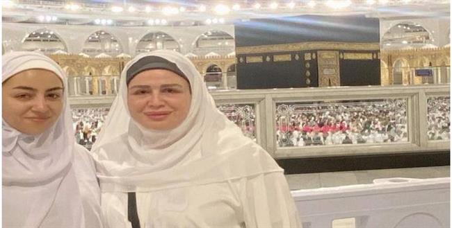 أمام الكعبة.. إلهام شاهين تؤدى مناسك العمرة 