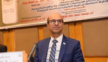 رئيس جامعة أسيوط يشهد تدريب الطلاب على عمل  أوراق السياسات فى مجال مكافحة الفساد