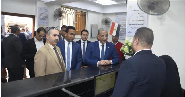محافظ الفيوم يتفقد سير العمل بمركزي خدمة المواطنين بالجون وكيمان فارس