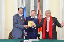 رئيس الجمعية المصرية لخريجي الجامعات الروسية والسوفيتية يفتتح معرض "رؤى عربية"