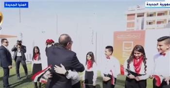   أطفال المنيا يستقبلون الرئيس السيسي بالأحضان والورود