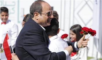   الرئيس السيسي يحتضن طفلا خلال تفقده المشروعات القومية في المنيا