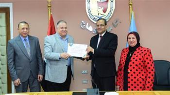رئيس جامعة سوهاج يكرم فريق عمل التصنيف الدولي للجامعات المستدامة