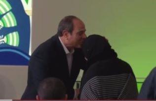  السيسي يقبل رأس والدة شهيد: "أنا أتشرف بيكى"