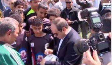 السيسي يوقع على كرة خلال لقاء الأطفال المشاركين فى برنامج "كابيتانو مصر"