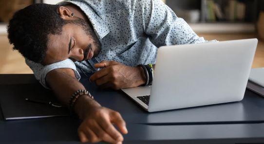 دراسة طبية تكشف: قلة النوم تزيد فرص الإصابة بالأمراض