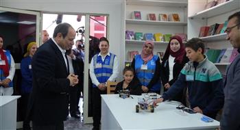   السيسي يتفقد مكتبة "حياة كريمة" داخل مركز الشباب بقرية المعصرة بالمنيا
