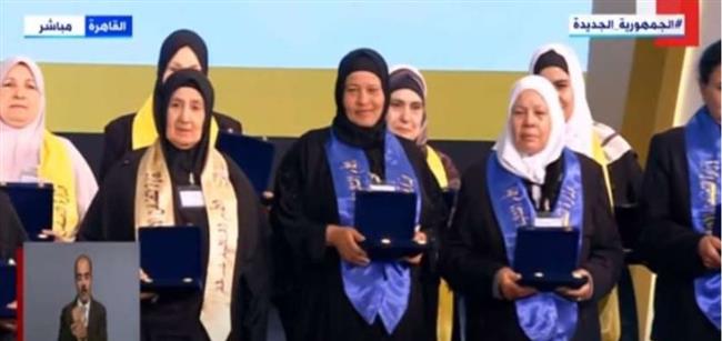 السيسي يمنح وسام الكمال وشهادات التقدير للأمهات المثالية