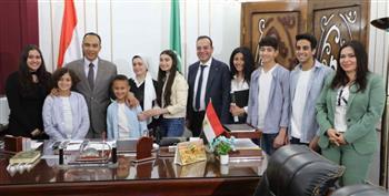 نائب محافظ المنيا يلتقي عدد من الطلاب قبيل زيارتهم للمشروعات القومية بقرية المعصرة