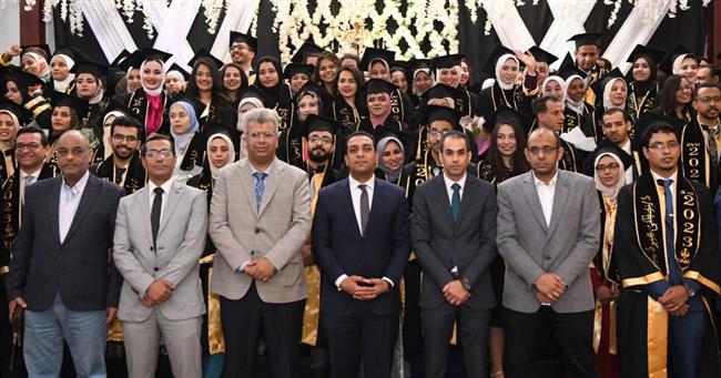 "حازم عمر" يشهد حفل خريجي الدفعة التاسعة من طلبة كلية طب جنوب الوادي 