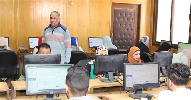 124 باحث يجرون الاختبارات بمركز التحول الرقمى بجامعة جنوب الوادى