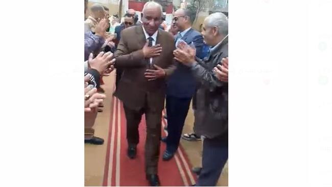 "يوم الوفاء ورد الجميل".. ممر شرفي لـ مدير مدرسة "ثانوي الدير" في حفل خروجه للمعاش| صور