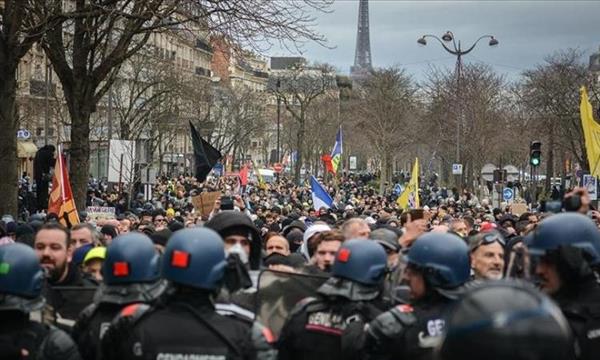 مظاهرات ليلية تجوب شوارع باريس عقب اعتماد مشروع إصلاح نظام التقاعد