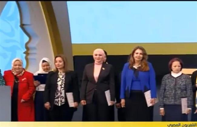 تكريم باحثة بجامعة المنصورة لتميزها العلمي بحفل تكريم المرأة المصرية والأم المثالية لعام 2023
