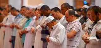 هل تجوز القراءة من المصحف أثناء صلاة التراويح في رمضان؟ 