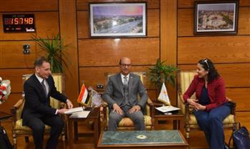 رئيس جامعة أسيوط يترأس اجتماع لتفعيل التعاون بين الجامعة وتنمية المشروعات المتوسطة والصغيرة 