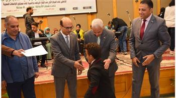 رئيس جامعة أسيوط يكرم الطلاب الفائزين بـ36 ميدالية  