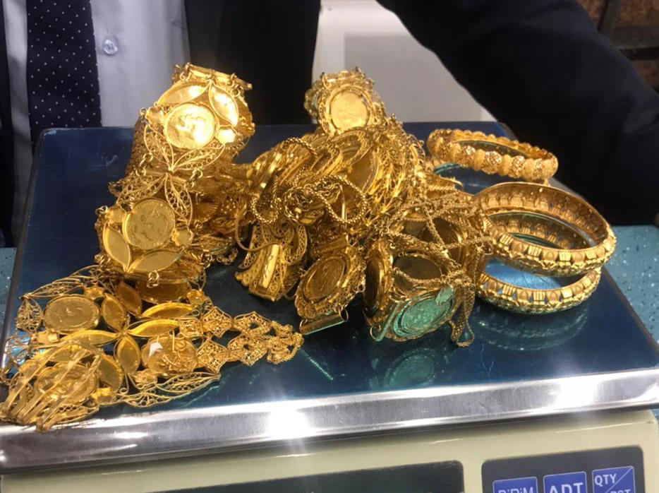 جمارك مطار القاهرة تضبط راكبة حاولت تهريب 800 جرام مشغولات ذهبية