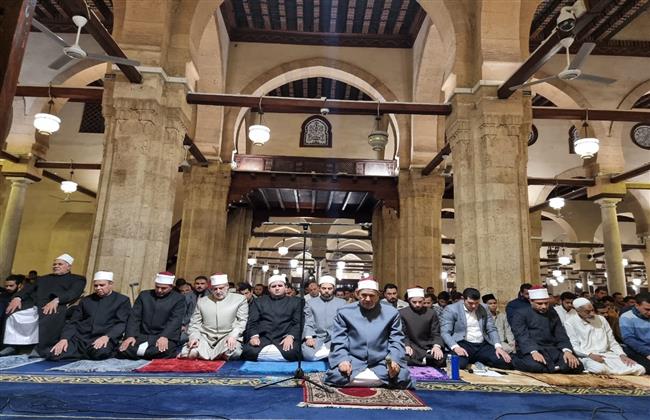 وكيل وعلماء الأزهر وآلاف المصلين يؤدون العشاء والتراويح في أروقة الأزهر العتيقة