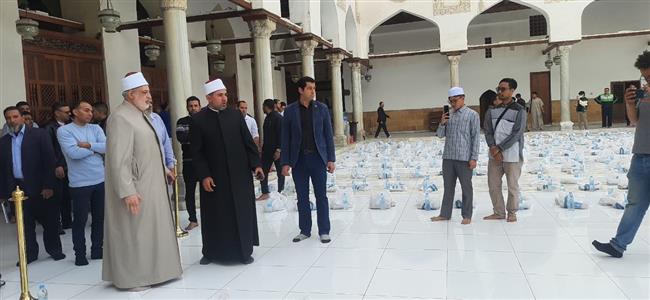 لليوم الثاني.. وكيل الأزهر يشرف على تجهيز ٤ آلاف وجبة لإفطار الوافدين (صور)