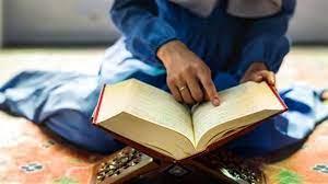 ما حكم قراءة المرأة للقرآن بملابس البيت الصيفية ؟.. الافتاء تُجيب 