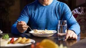 ماذا يفعل من أكل أو شرب في نهار رمضان؟.. الإفتاء توضح