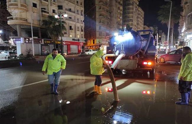 شركة مياه البحيرة تُواصل سحب تجمعات مياه الأمطار في المحافظة