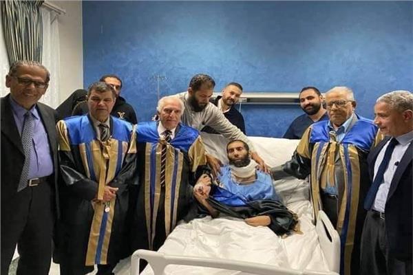 إنسانية بلا حدود.. مناقشة رسالة دكتوراه لمريض في المستشفى