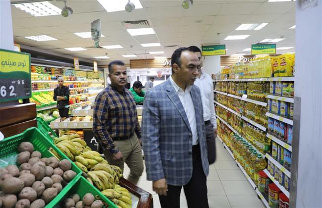 نائب محافظ المنيا يتفقد السلاسل التجارية ليتابع توافر المواد الغذائية بمدينة المنيا الجديدة