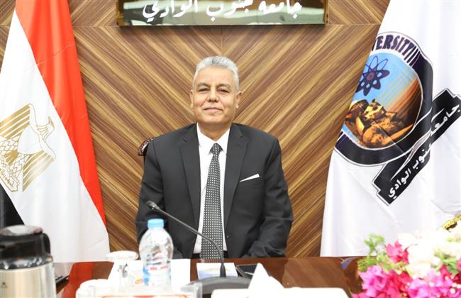 «غرباوي» يعلن الفائزين بجوائز  جامعة جنوب الوادى التشجيعية واحسن عمل مؤلف ومترجم