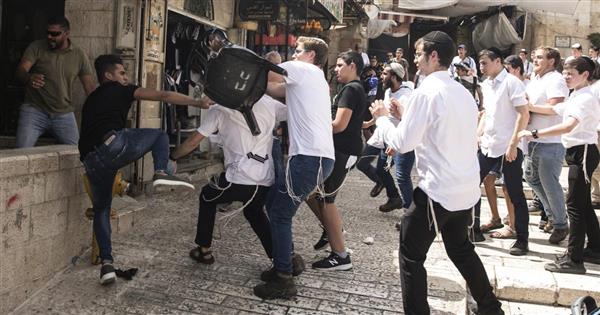 مستوطنون إسرائيليون ينظمون مسيرة استفزازية في البلدة القديمة بالخليل