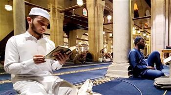 يتلون كتاب الله ويتدارسونه.. الطلاب الوافدون يعمُرون الجامع الأزهر في رمضان